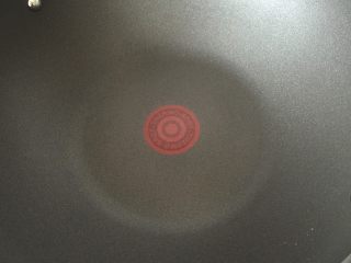 9、培根奶酪鸡肉卷,用苏泊尔火红点炒锅，开大火加热。