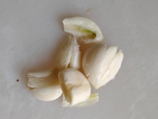 2、蒜苗炒腊肉,大蒜子拍下