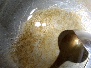 5、蒜苗炒腊肉,锅烧热,放油。