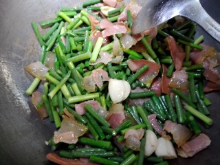 9、蒜苗炒腊肉,然后放入蒜苗,大火爆炒下