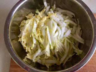 3、吉祥蔬菜三宝➕炝拌三彩白菜丝,将叶片斜刀片成细丝