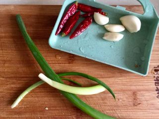 7、吉祥蔬菜三宝➕炝拌三彩白菜丝,蒜，小葱，干辣椒洗净