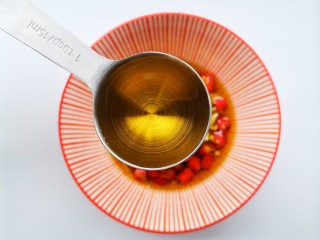 8、响油黄瓜卷,2勺米醋。