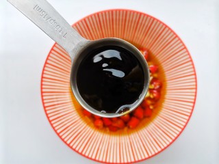 9、响油黄瓜卷,1勺蚝油。