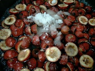 3、自制果丹皮,将山楂放入锅中，加入白糖，再加入水，水量不用特别多刚要盖过山楂即可～