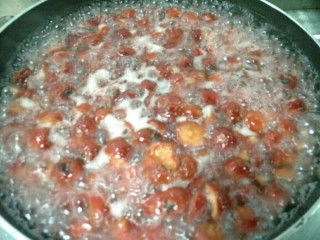 4、自制果丹皮,将山楂煮熟后即可关火