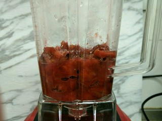 6、自制果丹皮,待山楂放凉后，倒入破壁机