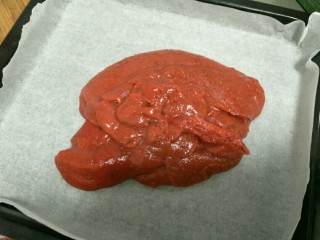 8、自制果丹皮,将山楂泥倒入铺好油纸的当然中～