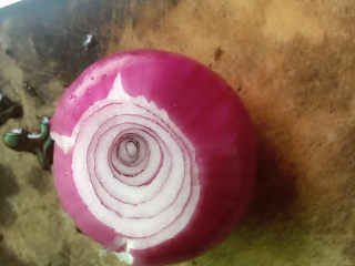 3、洋葱炒肉片,准备一个洋葱