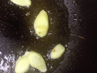 6、洋葱炒肉片,下姜片炒香