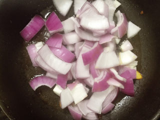 11、洋葱炒肉片,放入洋葱