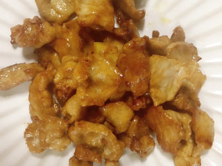 9、洋葱炒肉片,炒熟后装盘备用