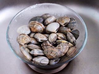 1、辣爆花蛤,买回家的花蛤倒入一个大一点的器皿里，倒入适量的清水，加一勺盐，静置半个小时，我们这里卖的花蛤都是卖家提前缓过泥沙的，所以买回家只需要浸泡一下就可以了。