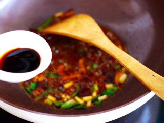 6、辣爆花蛤,加入生抽调味调色。