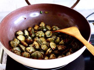 7、辣爆花蛤,倒入洗净后的花蛤，大火开始翻炒均匀后。