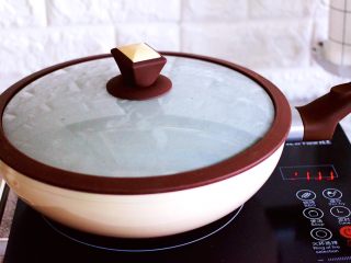 8、辣爆花蛤,盖上锅盖继续用大火烧开。