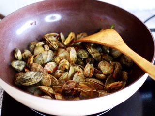 9、辣爆花蛤,看见花蛤开小口的时候。