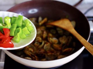 10、辣爆花蛤,加入切条的青椒和红椒。