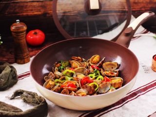 12、辣爆花蛤,啦啦啦，鲜辣味十足的辣爆花蛤出锅咯，新思特巧克力炒锅，火候掌握得非常均匀，极大的锁住了食材的水分，炒出来的花蛤色泽诱人又营养丰富。