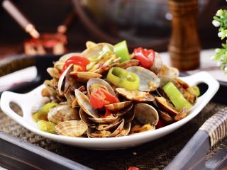 13、辣爆花蛤,绝对的下饭菜和下酒菜，老公搭配着啤酒吃了一盘，连连称赞说炒的好吃。