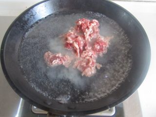 2、酸汤肥牛,烧锅开水, 将肥牛下入里面;