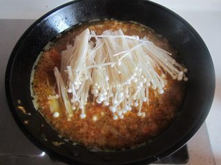 9、酸汤肥牛,加入金针菇进去煮熟;