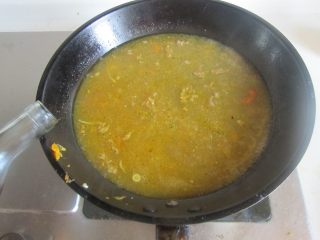 12、酸汤肥牛,再一次沿着锅边放入白醋,