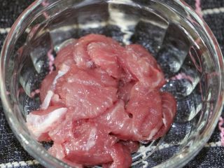 1、草菇炒肉片,肉片洗干净沥干水