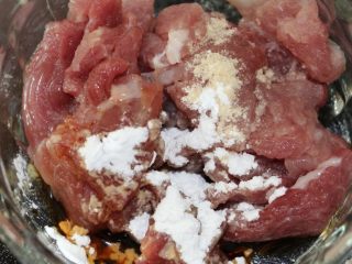 2、草菇炒肉片,加入玉米淀粉、鸡粉、酱油、油