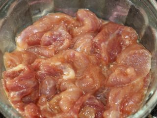 3、草菇炒肉片,搅拌均匀腌制1小时