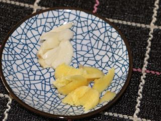 4、草菇炒肉片,蒜头和姜分别切片