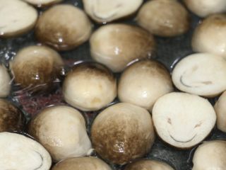 5、草菇炒肉片,烧一锅开水,(大火)草菇焯水30秒捞起