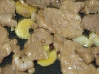 7、草菇炒肉片,肉炒至9成熟捞起备用