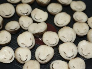 8、草菇炒肉片,中火,热锅冷油,下草菇