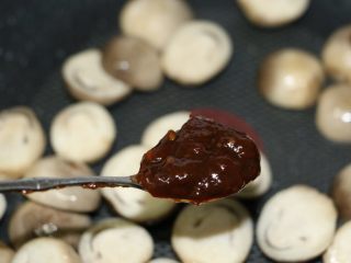 9、草菇炒肉片,快速翻炒均匀下一勺辣酱,快速翻炒均匀