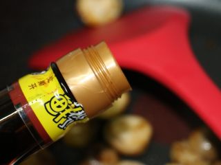 10、草菇炒肉片,倒入酱油