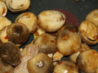 12、草菇炒肉片,倒入肉片