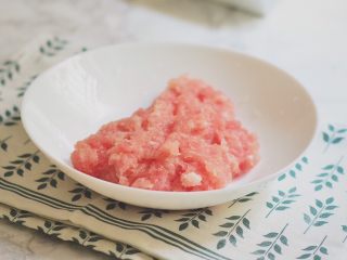 1、肉丸子冬瓜汤,猪肉洗净剁成肉末。