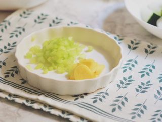 3、肉丸子冬瓜汤,姜切片，香芹切小断备用。