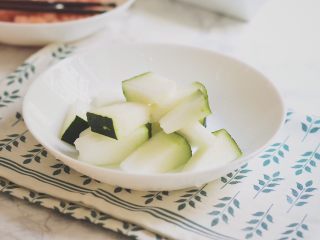 5、肉丸子冬瓜汤,冬瓜洗净小切块备用（皮可留着，洗干净就好）。