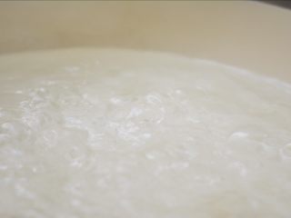 6、肉丸子冬瓜汤,锅中倒入适量清水烧开。