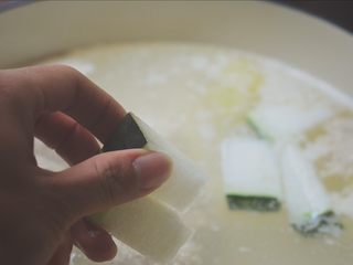 8、肉丸子冬瓜汤,待肉丸子煮至定型后加入冬瓜。