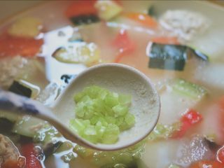 11、肉丸子冬瓜汤,出锅上桌前撒上香芹即可出锅。