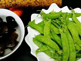1、绿色美食+素炒三鲜,所需材料，黑木耳提前泡发