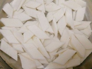 2、绿色美食+素炒三鲜,山药去皮切片泡淡盐水里，防止氧化