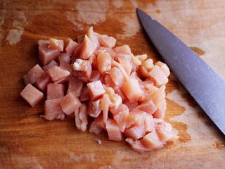 2、清新养眼的翠竹报春,把鸡胸肉洗干净后用刀切小丁。