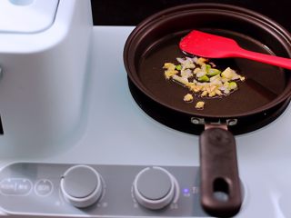 4、清新养眼的翠竹报春,东菱早餐机烧热后，倒入花生油烧热后，再爆香葱姜丝。