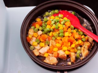6、清新养眼的翠竹报春,这个时候加入玉米粒，豌豆，胡萝卜丁，中火进行翻炒，加入一小勺纯净水，中小火炒至3-5分钟左右。