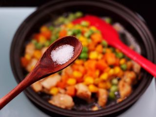 7、清新养眼的翠竹报春,这个时候加入适量的盐和鸡精调味。