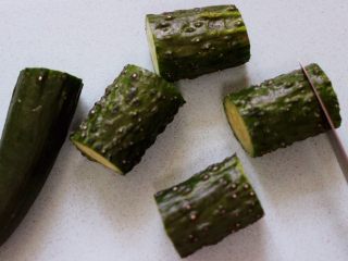 10、清新养眼的翠竹报春,现在开始做黄瓜盅，在黄瓜的两边切出约1厘米左右深度的薄片。